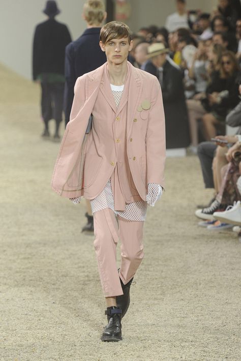 Sacai 1881 Men’s Spring 2017 #sacai #ss2017 #fashion #fashiondesigner #spring2017 #2017 #wwd #vogue #mensfashion #men #runway #menswear #style Suit Runway, Trend Prediction, Runway Men, Pink Runway, Men Runway, Spring Runway, Menswear Fashion, Mans World, Mens Spring