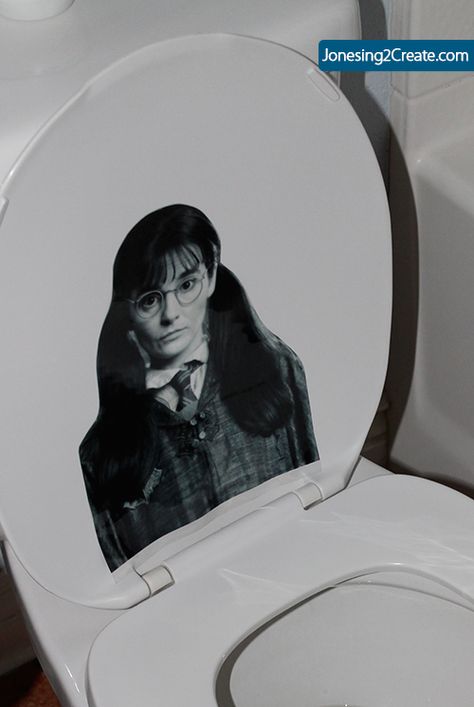 Picture of Moaning Myrtle printed in black & white on transparency paper and placed on toilet in guest bathroom. Harry Potter Motto Party, Harry Potter Weihnachten, Halloween Birthday Party Decorations, Harry Potter Party Decorations, Moaning Myrtle, Harry Potter Printables Free, Harry Potter Halloween Party, Cumpleaños Harry Potter, Harry Potter Bday