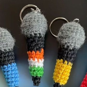 Loops of Joy on Instagram: "Always manifesting a reunion with these keychains 🎤 #onedirection #1dreunion #onedirectionvideos #directioners #directionerforever #harrystyles #liampayne #niallhoran #louistomlinson #zaynmalik" One Direction Crochet Ideas, One Direction Clay Ideas, One Direction Crochet, One Direction Crafts, Four One Direction, One Direction Videos, Funky Jewelry, Jingle Bells, Cute Crochet