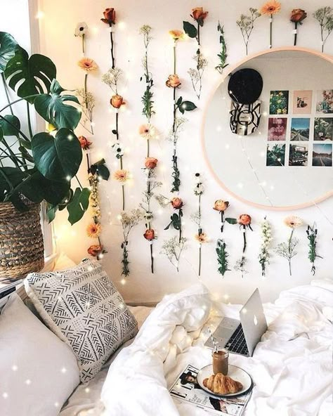 Loving these cute dorm rooms and dorm decor ideas! #dormroom #dorm #dormdecor #floral Dorms Decor, Mid Century Bedroom, Backdrop Diy, Grass Wall, Floor Lamp Bedroom, Cute Dorm Rooms, Dorm Room Inspiration, Small Bedroom Decor, Stylish Bedroom