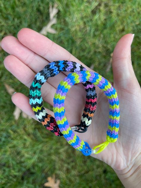 Penny made these incredible hexafish rainbow loom bracelets and too so much care to make them perfect. One hexafish is black with a rainbow scheme and the second one is purple, yellow and blue. Both are secured with c clips. The attention to detail is immeasurable- just check out the pics! Crazy Loom Bracelets Patterns, Rainbow Loom Color Combinations, Rainbow Loom Bracelets Patterns, Loom Band Ideas, Rainbow Loom Animals, Loom Bands Tutorial, Rainbow Loom Bracelets Easy, Cute Apple Watch Bands, Rubber Band Crafts