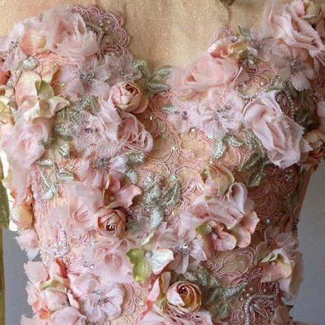 Bordados D3 - Veja inspiração em trabalhos artesanais com efeito tridimensional Dress With Flowers, Couture Embroidery, Little Ballerina, Couture Details, Ribbon Work, Silk Ribbon Embroidery, Embroidery Fashion, Dolce E Gabbana, Ribbon Flowers