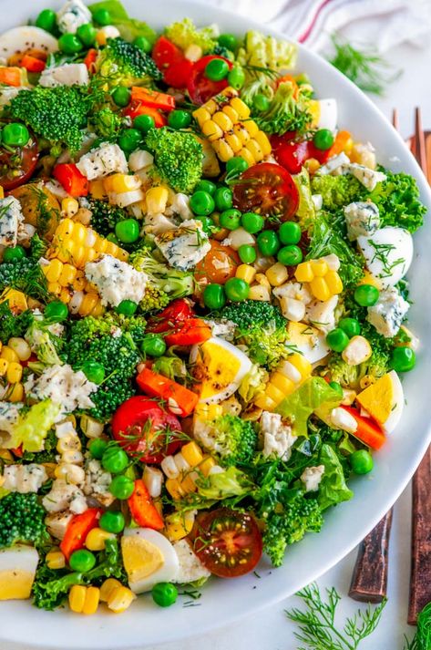 Summer Harvest Chopped Veggie Salad - Enjoy some of the best flavors of summer with this quick, easy, vegetarian salad chock full of veggies! Chopped Veggie Salad, Summer Harvest Salad, Summer Veggies Recipes, Summer Vegetable Salad, Salad Chopped, Summer Vegetable Recipes, Chopped Salads, Veggie Salad Recipes, Lettuce Salad Recipes