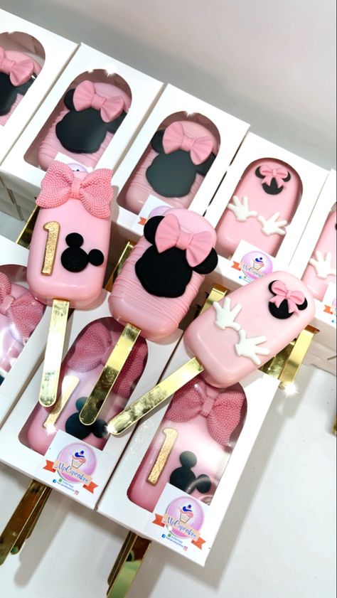 Minnie Mouse Cakesicles Ideas, Minnie Mouse Apples, Minnie Cakesicles, Minnie Bday Party, Minnie Mouse Dessert Ideas, Minnie Mouse Treat Ideas, Minnie Mouse Cakesicles, Minnie Mouse Party Treats, Mickey Mouse Cakesicles