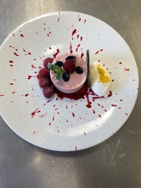 Parfait Plating Ideas, Fancy Dessert Plating Presentation, Plated Desserts Ideas Presentation, Plating Puding, Cake Plating Ideas, Dessert Plating Ideas, Cake Plating, Fancy Desserts Presentation, Plating Dessert