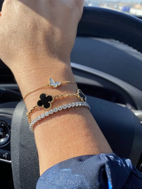 Van Cleef Arpels Outfit, Van Cleef Arpels Bracelet Aesthetic, Van Cleef Stacking, Van Cleef And Arpels Jewelry Aesthetic, Bracelets Van Cleef, Van Clef Bracelet Stack, Van Cleef Butterfly Bracelet, Van Cleef Bracelet Aesthetic, Arpels Van Cleef Bracelet