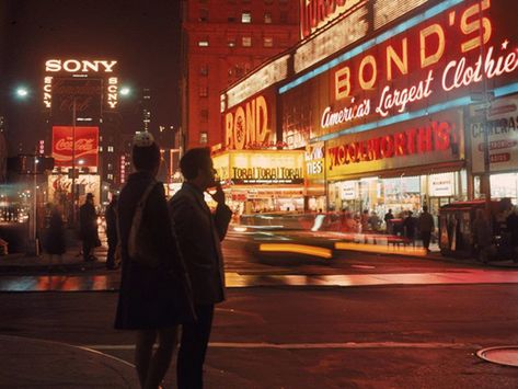 19 AMAZING STREET PHOTOS OF NEW YORK CITY IN THE 70S — Trey Speegle Michael Johnson, Manhattan Bridge, 42nd Street, Night Pictures, Midtown Manhattan, Vintage New York, City Street, New York Street, Colour Photograph