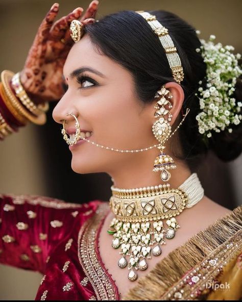 The Most Stunning And Trendy Sispattis We Spotted On Coronial Brides! Rajasthani Bride, Rajputi Jewellery, Bridal Jewellery Inspiration, Wedding Lehenga Designs, Bridal Lehenga Collection, Indian Bridal Fashion, Head Jewelry, Indian Bridal Outfits, Bridal Gold Jewellery Designs