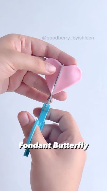 How To Make Fondant Butterflies, Fondant Butterfly Tutorial, Fondant Butterflies, Fondant Butterfly, How To Make Butterfly, Butterfly Tutorial, Cake Artist, Butterfly Cakes, Sugar Paste