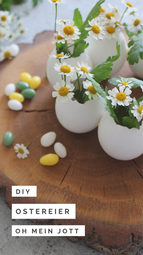 Super schöne und einfache Tischdeko für den Osterbrunch 🐣 #ostertisch #osterdeko #ostereier #diyostern #diy #osterkranz #tischkranz #osterblumen #ostereierkranz #diyosterkranz #osterdiy #osterbrunch #bastelnmiteier #eierschale #kamille #blumendeko Easter Stuffers, Easter Kids Food, Easter Cookie Recipes, Diy Osterschmuck, Easter Dishes, Easter Desserts Recipes, Easy Easter Decorations, Diy Arrangements, Easter Baking