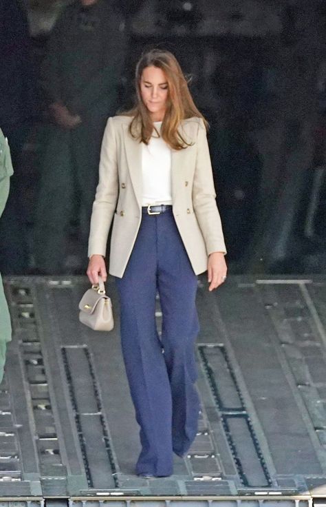 Lawyer Dress, Catherine Cambridge, Female Lawyer, Professional Wardrobe Essentials, Kate Middleton Dress, Casual Work Attire, Kate Middleton Outfits, Lawyer Outfit, Middleton Style