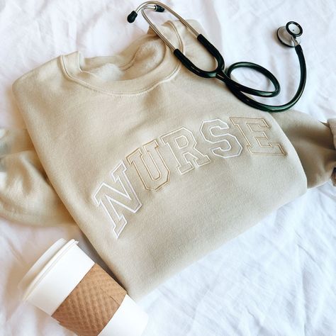 SEmbroideredBoutique - Etsy Canada Nurse Sweatshirt Ideas, Cricut Nurse Gifts, Cute Nurse Outfits, Gifts For A Nurse, Nurse Embroidery Designs, Nurse Embroidery, New Nurse Gift, Nurse Accessories, Nurse Sweater