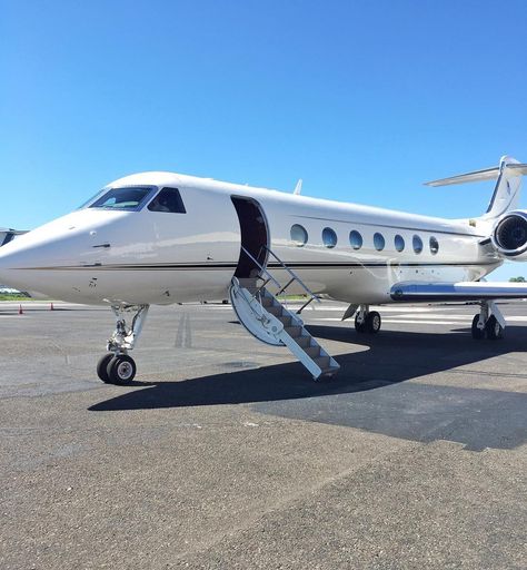 Aviation on Instagram: “Jet lifeeeeee!!! 🤑 Back in my days working on the ramp. Really clean and shiny Gulfstream G550! . . . . . . . #Gulfstream #GulfstreamAero…” Private Jet Photography, G550 Gulfstream, Gulf Stream Jet, My Dark Romeo, Gulfstream G550, Private Jet Plane, Luxury Jets, Luxury Lifestyle Couple, Luxury Private Jets