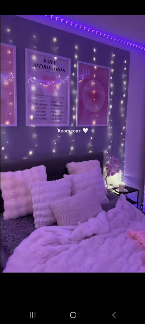 Purple Room With Accent Wall, Clean Girl Room Led Lights, Wall Ideas Bedroom Painting, Lavender Room Decor Ideas, Purple Room Makeover, Bed In The Middle Of The Room Ideas, Dream Rooms Aesthetic Led, Light Pink Bedroom Aesthetic, Big Room Ideas Bedrooms