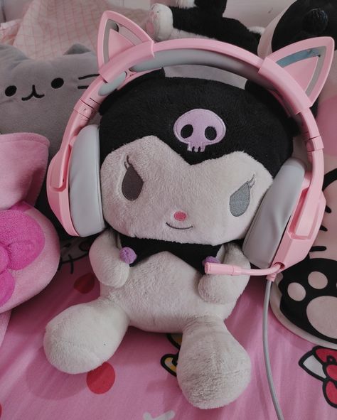 Kuromi With Headphones, Kitty Headphones, Hello Kitty Headphones, Aesthetic Headphones, Kitty Stuff, Girly Aesthetic, Silly Animals, Loving U, Manga Art