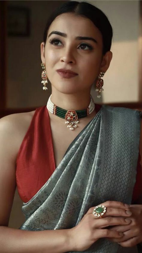 Benarasi Saree Styling, Jewelry Design For Saree, Saree Jewellery Photoshoot, Elegant Saree Look For Wedding Party, Saree Jacket Designs Weddings, Saree Blouse With Sleeves, Saree Blouse Color Combinations, Bright Saree, Blouse Neck Designs Saree