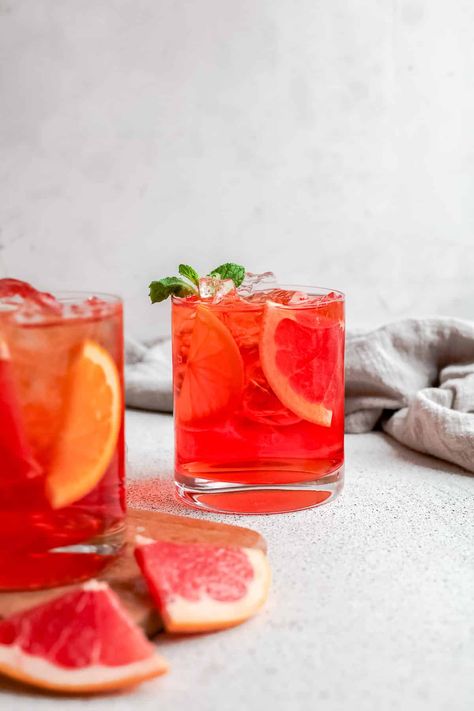 There's a reason Aperol Spritz are one of the most popular cocktails in the world. Three simple ingredients, fast to make, refreshing and fizzy. A fantastic mix of flavors. Aperol Spritz Recipe, Spritz Recipe, Most Popular Cocktails, Italian Cocktails, Popular Cocktails, Light Appetizers, Refreshing Cocktail, Italian Christmas, Birthday Inspo