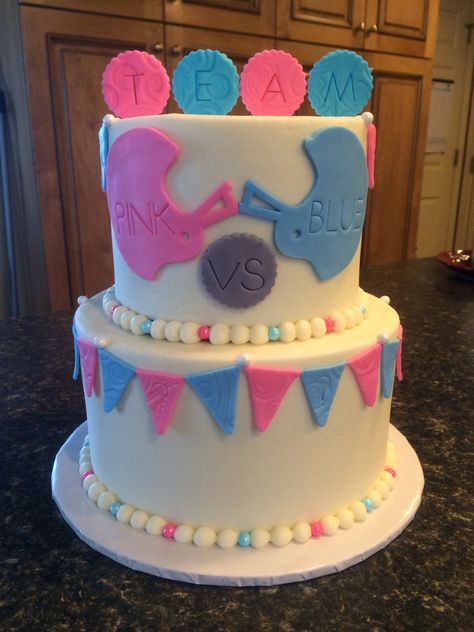 Team pink vs team blue Gender reveal cake Blue Gender Reveal Cake, Blue Gender Reveal, Icing Design, Team Pink, Baby Green, Gender Reveal Cake, Candy Table, Cake Icing, Baby Gender Reveal