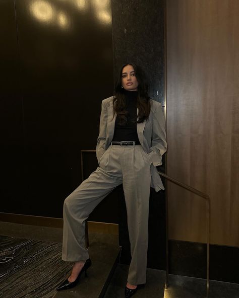 Grey Suit Outfits Women, Casual Office Fashion, Light Grey Suit, Smart Casual Office, Kelsey Merritt, Light Grey Suits, Corporate Wear, Grey Suit, Effortlessly Chic Outfits