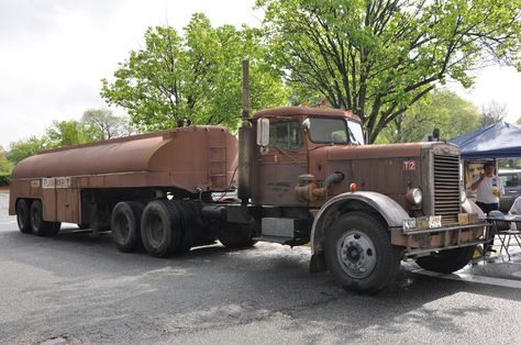 https://flic.kr/p/buEAWh | The 1955 Peterbilt 281 tanker truck from 1971 movie DUEL. Duel 1971, Duel Movie, Tanker Truck, Movie Cars, Fuel Truck, Tv Cars, Old Lorries, White Truck, Train Truck