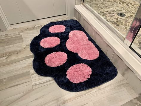 Bathroom Rug Cute, Punch Needle Bathroom Rug, Cute Tufted Rug, Cute Bathroom Rugs, Cute Room Things, Rug Tufting Diy, Funny Rugs, Rug Design Ideas, Fun Rugs