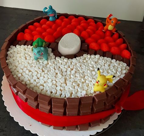 Pokémon Cake Diy, Pokemon Birthday Cake Diy, Easy Pokemon Cake, Simple Pokemon Cake, Diy Pokemon Cake, Pokemon Party Food, Pokemon Torte, Pokeball Cake, Pokemon Cupcakes