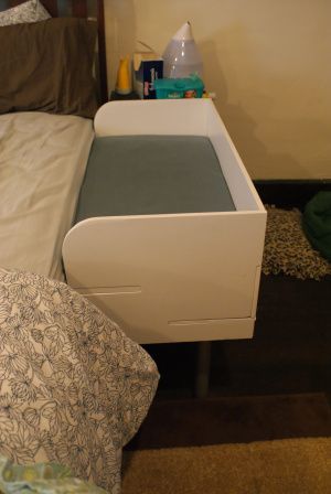 Wish I had seen this idea when I had my babies!  A DIY baby sleep beside mommy that doesn't involve the risk of rolling over the baby in your sleep. Diy Co Sleeper, White Bassinet, Uppababy Bassinet, Travel Bassinet, Uppababy Vista, Co Sleeper, Baby Diy, Baby Time, Everything Baby