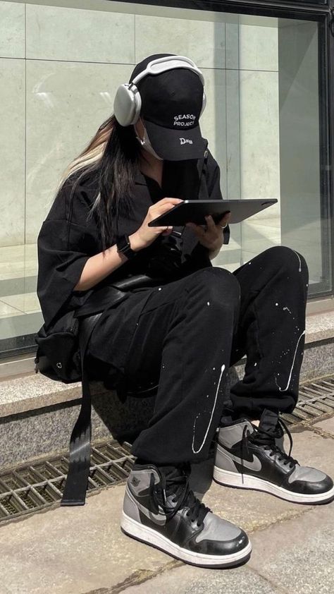 Edgy Tomboy Fashion, Ulzzang Tomboy, Korean Tomboy Outfits, Casual Tomboy Outfits, Tomboy Outfits Swag, Asian Tomboy, Headphone Outfit, Tomboy Girls, Boyish Outfits