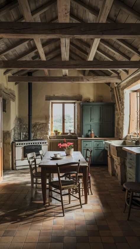 Old Italian Kitchen, French Country Style Kitchen, Modern Farmhouse Interior Design, Rustic Kitchens, Italian Farmhouse, Modern Rustic Farmhouse, Rustic Modern Farmhouse, Farmhouse Flooring, Antique Stove