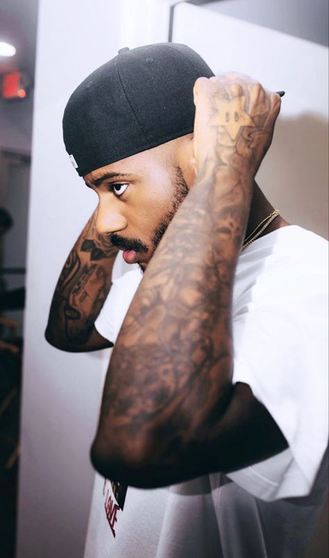 Right Hand Tattoo, Bryson Tiller Wallpaper, Rappers Aesthetic, Celebrity Selfies, Cute Lockscreens, Best Barber, R&b Artists, Bryson Tiller, Black Men Fashion Swag