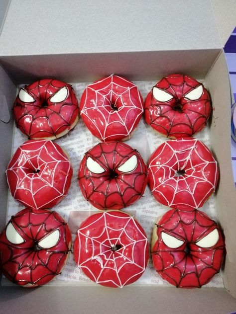 Spiderman Doughnut, Spiderman Donuts Ideas, Cute Donut Decorating Ideas, Decorated Donuts Ideas, Donut Designs Ideas, Birthday Donuts Ideas, Mini Donuts Decoration, Spiderman Birthday Ideas, Purple Bakery