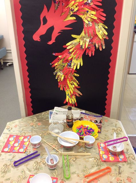 Chinese Dragon China Bulletin Board Ideas, Mulan Decor, Japan Classroom, Chinese Theme Parties, Booth Diy, Chinese New Year Activities, Chinese House, Chinese Theme, Chinese New Year Dragon