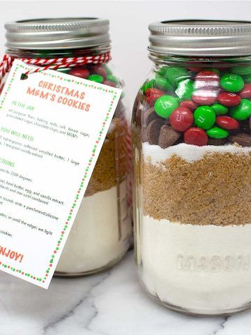 Mason Jar Cookies Christmas, Mason Jar Cookie Recipes, Christmas M&ms, Mason Jar Cookies Mix, Cookies In A Jar, Jar Cookies, Mason Jar Cookies, Jar Recipes, Christmas Cookies Gift