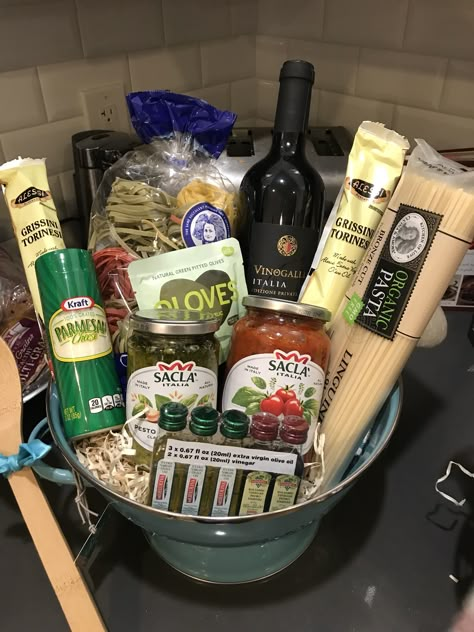 Pizza Gift Basket, Chef Gift Basket, Italian Gift Baskets, Raffle Gift Basket Ideas, Benefit Ideas, Pasta Gifts, Basket Raffle, Fundraiser Baskets, Raffle Basket Ideas