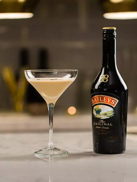 Flat White Martini - Coffee Cocktail | Baileys UK Baileys Drinks Cocktails, White Martini, Baileys Drinks, Baileys Cocktails, Cream Drinks, Baileys Original Irish Cream, Baileys Original, Recipe For Teens, Delicious Drink Recipes