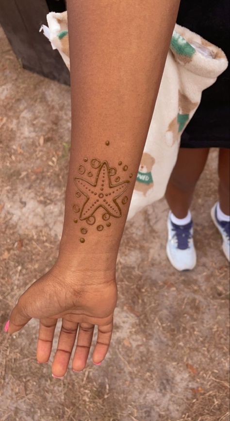 Mini Henna Tattoo Ideas, Henna Tattoo Designs Jellyfish, Stingray Henna Tattoo, Stingray Henna Designs, Forearm Henna Simple, Henna Tattoo Sea Animals, Henna Tattoo Designs Unique, Funny Henna Ideas, Henna Designs Sea Creatures