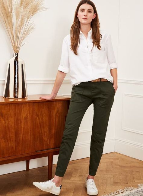 Chinos Women Outfit, Trousers Women Outfit, Estilo Tomboy, Chino Pants Women, Smart Casual Women, Lesbian Fashion, Womens Chinos, Casual Work Outfit, Cargo Pant