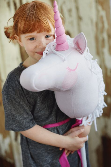 Unicorn Hobby Horse, Costume Dinosaure, Paper Apple, Diy Pineapple, Winter Wreath Diy, Stick Horses, Box Creative, Unicorn Crafts, Diy Father's Day Gifts