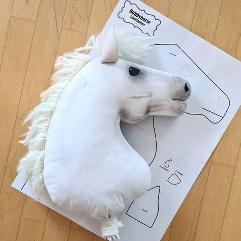 Hobby Horses Diy, How To Make A Hobby Horse, Hobby Horse Template, Hobby Horse Pattern Free, Stick Horse Diy, Hobby Horse Ideas, Diy Hobby Horse, Stick Horse Pattern, Hobby Horse Pattern