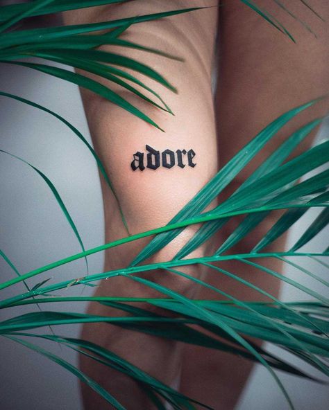 Word ‘adore’ inked on the right thigh by tattooist Dżudi Bazgrole Thick Tattoo Fonts, Block Letter Tattoo Fonts, Bold Script Tattoo, Big Letter Tattoo, Adore Tattoo Word, Words Above Knee Tattoos Women, Traditional Script Tattoo, Bold Tattoo Fonts, Bold Font Tattoo