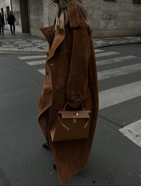 Suede Trench Coat, Brown Suede Jacket, Coat Outfits, Suede Jacket, Winter Looks, Trench Coats, Long Coat, Jacket Outfits, Autumn Winter Fashion