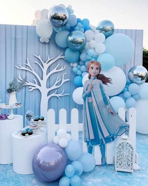 Fiesta de Frozen 2 | Guía para decorar un cumpleaños de niña Frozen Birthday Decorations, Frozen Birthday Party Cake, Frozen Birthday Party Decorations, Elsa Birthday Party, Frozen Decorations, Frozen Bday Party, Frozen Party Decorations, Disney Frozen Birthday Party, Frozen Birthday Theme