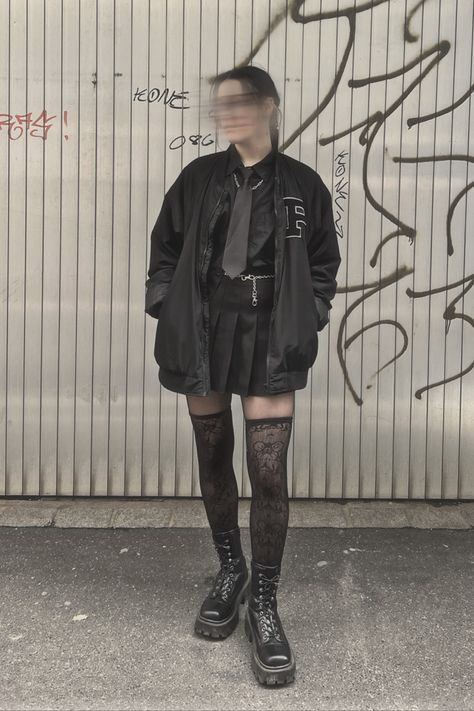 #grunge #allblack #outfit #skirt #goth #aesthetic Goth College Outfit, Casual Emo Outfits, Outfits Punk, Grunge Winter, Grunge Outfits Winter, Preppy Grunge, Winter Skirts, Black Skirt Outfits, Aesthetic Outfit Ideas