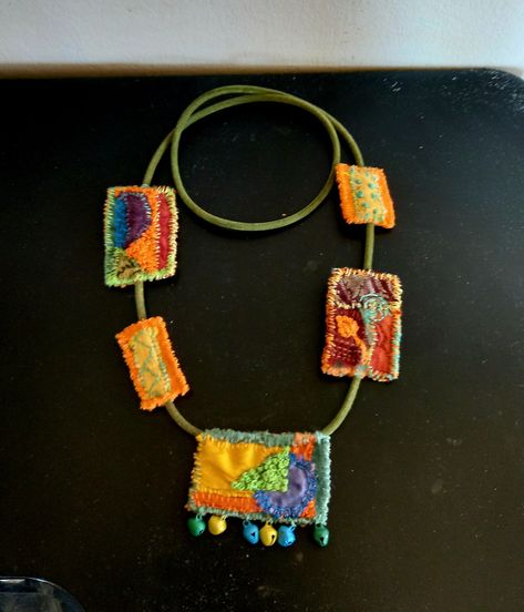 Patchwork Saree, Cottagecore Jewelry, Diy Jewellery Designs, Fiber Art Jewelry, Handmade Jewlery, Stil Boho, Mixed Media Jewelry, Fabric Earrings, Fiber Jewelry