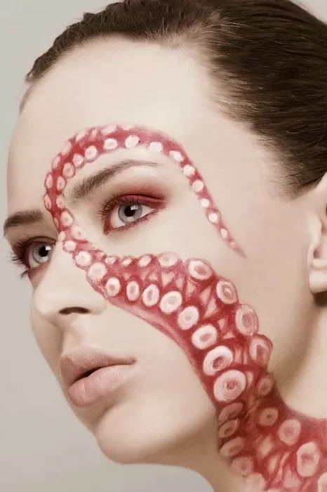 Make your own face paint for Halloween fun Octopus Face, Extreme Make-up, Sea Creature Costume, Octopus Costume, Sea Costume, Face Painting Tips, Fantasy Make-up, Paint Face, Serious Face