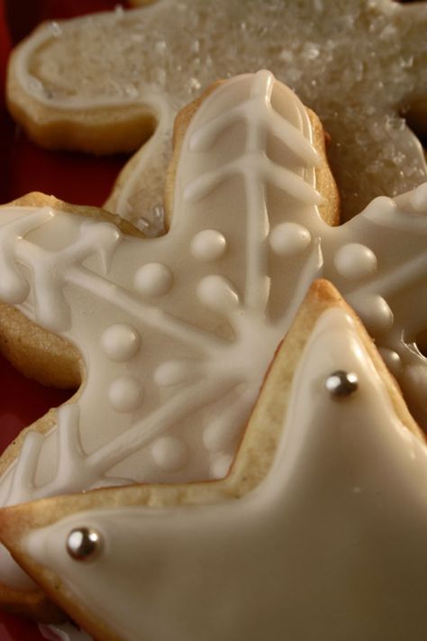 Southern recipes, decorating, Southern and New England living Perfect Sugar Cookies, Christmas Fragrance, Cookie Hacks, Vanilla Sugar Cookie, Icing Tips, Sugar Cookie Recipe, Cutout Sugar Cookies, Cut Out Cookies, Sugar Cookies Recipe