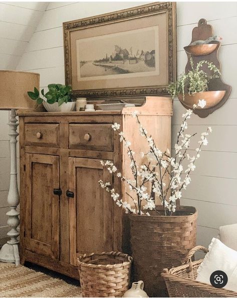 Rustic Antique Decor, Vintage Cottage Decor, All Things Bright And Beautiful, Antique Farmhouse Decor, Farmhouse Style Living Room, Country Cottage Decor, Vintage Dining Room, Vintage Farmhouse Decor, Pretty Decor