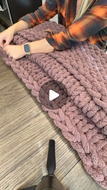 Chunky Knit Blanket Tutorial, Knit Blanket Tutorial, Chunky Wool Crochet, Big Yarn Blanket, Finger Knitting Blankets, Chunky Blanket Diy, Chunky Knit Blanket Pattern, Chunky Yarn Blanket, Loopy Yarn