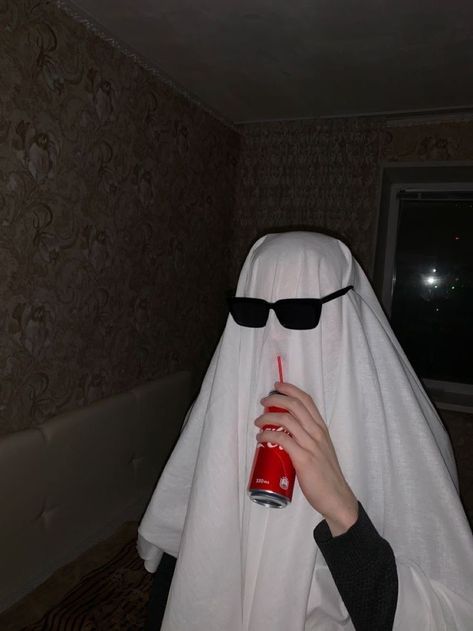 Boo Photoshoot, Pfp Best Friends, Ghost Pfp, Halloween Ghost Costume, Chill Night, Ghost Pictures, Ghost Photos, Halloween Photoshoot, Insta Profile