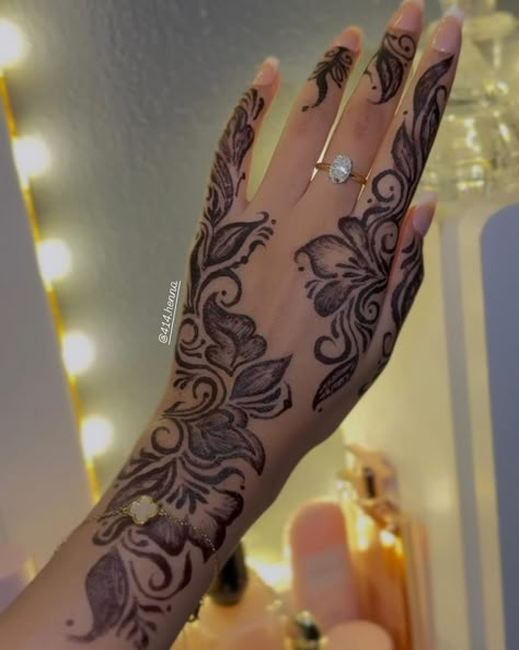 Black henna ✨🥀 DM to book!💬 . . . . . #blackhenna #khaleeji #arabic #saudi #pakistani #desi #punjabi #mehndi #frenchnails #floral #beauty #sephora #ultabeauty #perfume Khaleeji Henna Designs Dubai, Henna With Nails, Khaliji Henna Design, Black Henna Designs, Khaleeji Henna Designs, Hina Tattoo, Arab Henna, Henna Sleeve, Khaleeji Henna